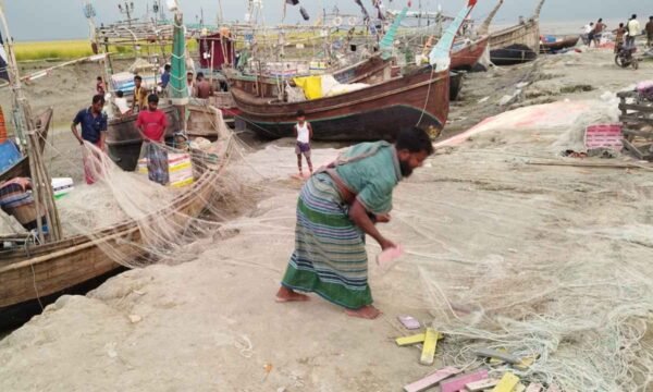 নিষেধাজ্ঞা শেষে মধ্যরাত থেকে মাছ শিকারে নামছেন হাতিয়ার জেলেরা