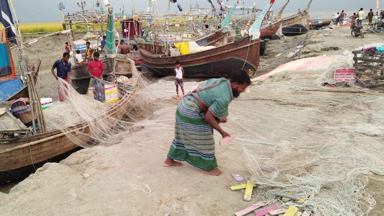 নিষেধাজ্ঞা শেষে মধ্যরাত থেকে মাছ শিকারে নামছেন হাতিয়ার জেলেরা